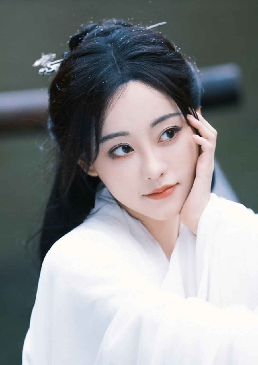 这组写真的拍摄地点选在了山水之间,借助自然景观的