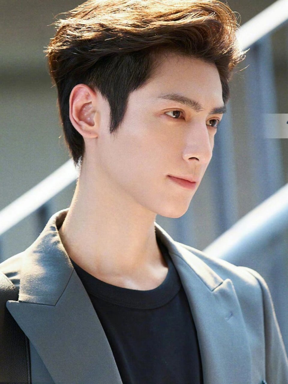 明星背后资本系列 罗云熙  罗云熙出生于1988年,是一位备受关注的演员