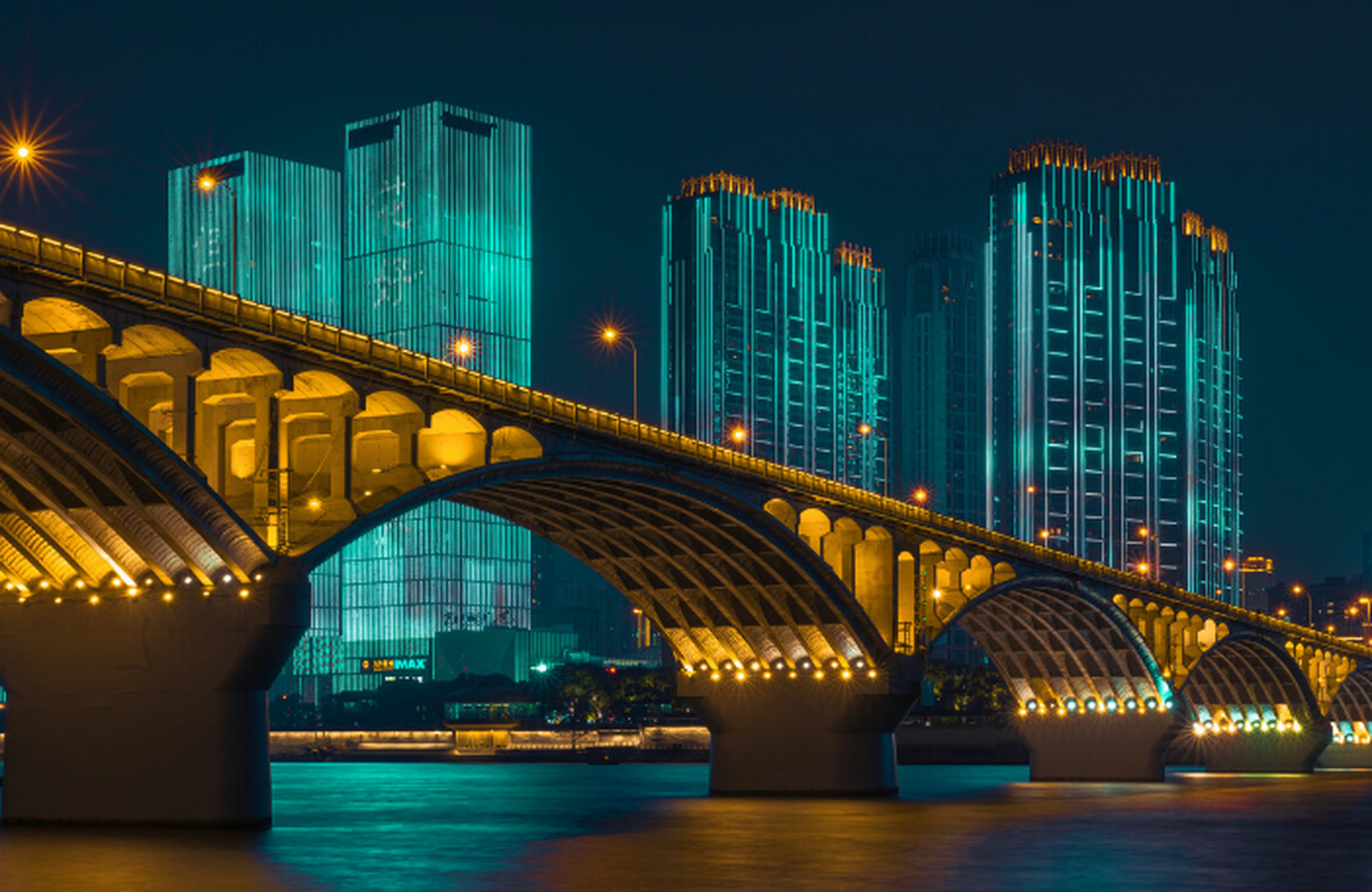 长沙夜游湘江的旅游攻略如下:  1.