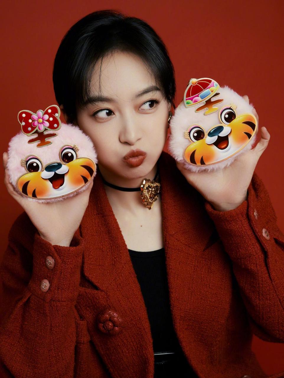 宋茜首登春晚献唱歌曲《真爱起舞》 穿着红色香奈儿外套,搭配金色配饰