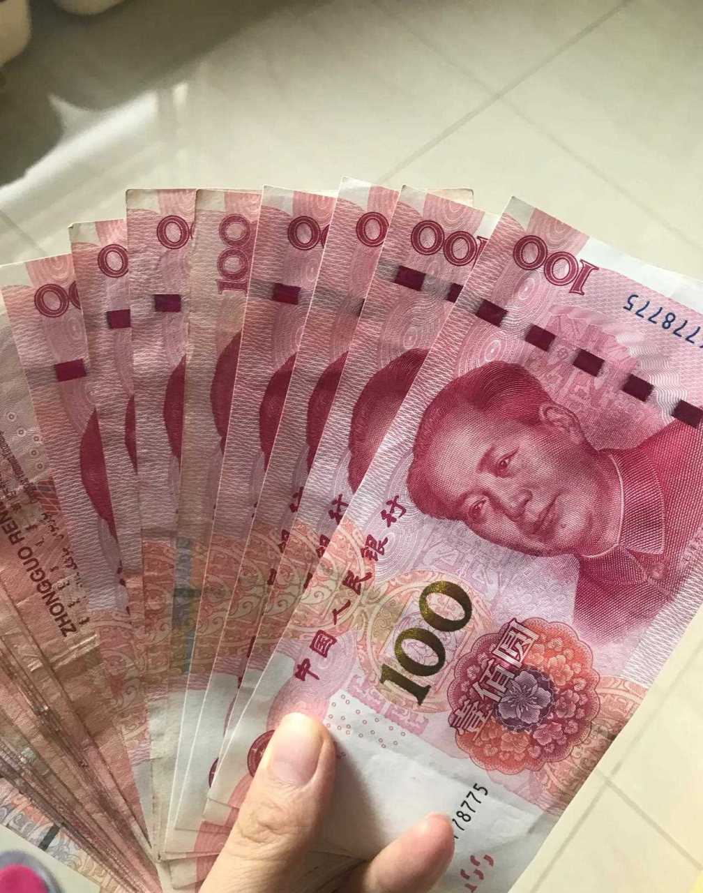 好久没拿这么多现金了 今天老公给我一沓钱 说给我过年随便花[偷笑]
