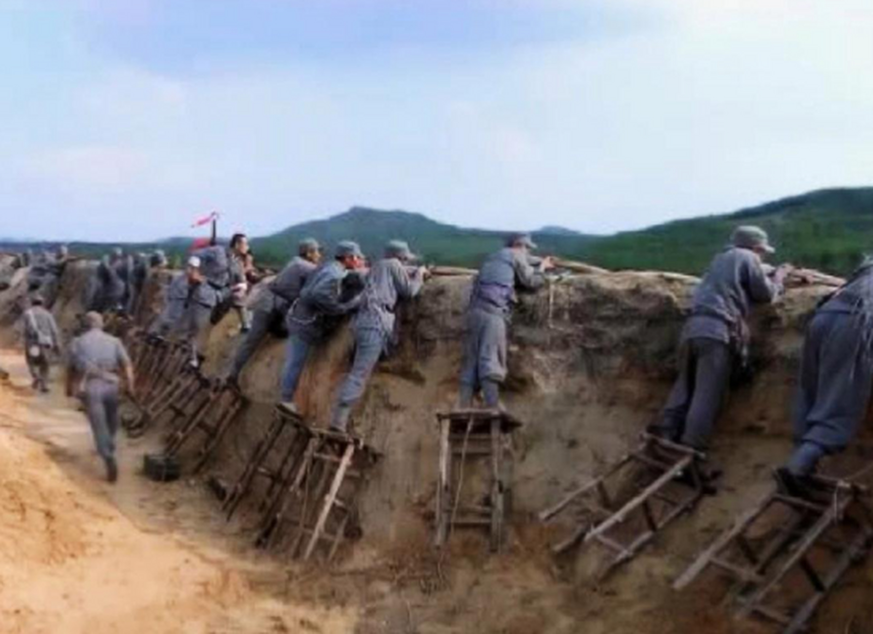 抗日战争期间,深挖战壕打仗的桂军士兵,拍摄于1938年.