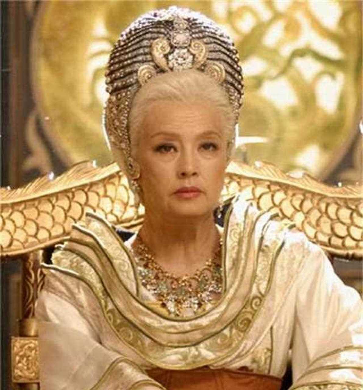 太平公主看着武则天又搂上了两个男宠,左一个宝贝,右一个亲爱的叫着