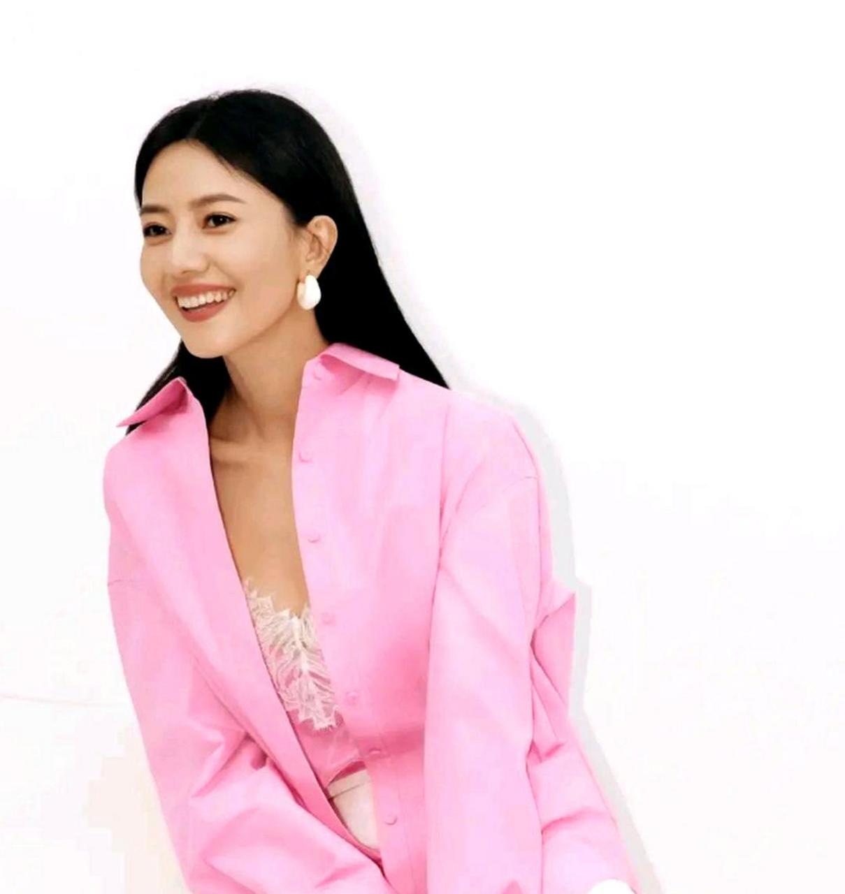 高圆圆穿着粉色衬衣内搭白色蕾丝低胸背心,搭配白色阔腿裤,整体风格