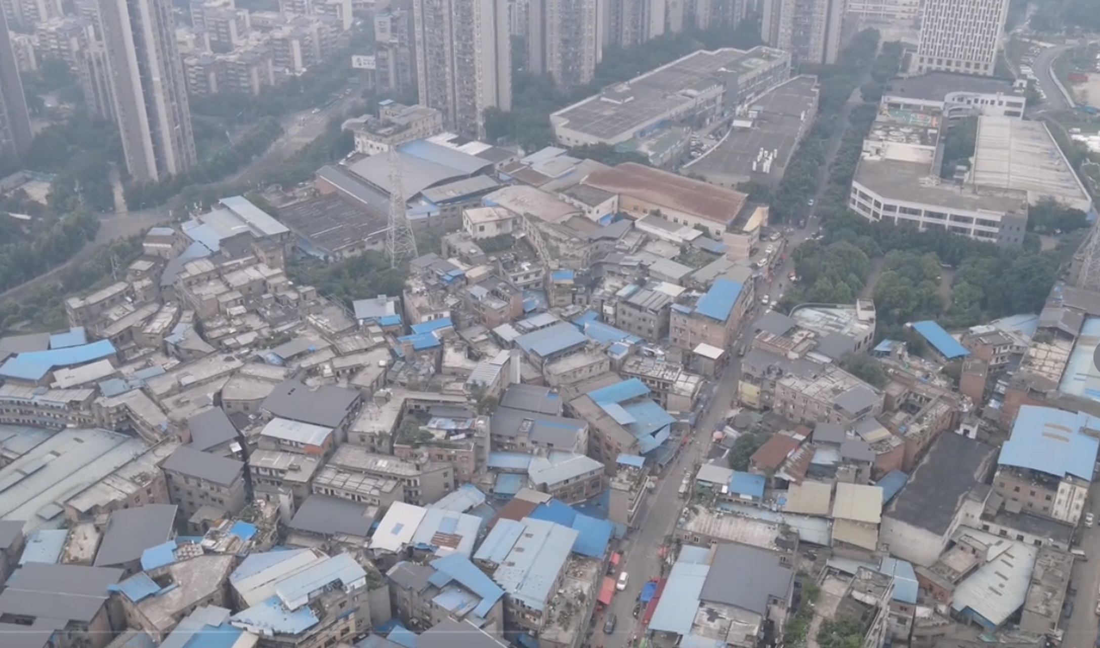 九龙坡区中梁山街道,从双山变电站后街过去,有一个叫康苑社区华岩二社