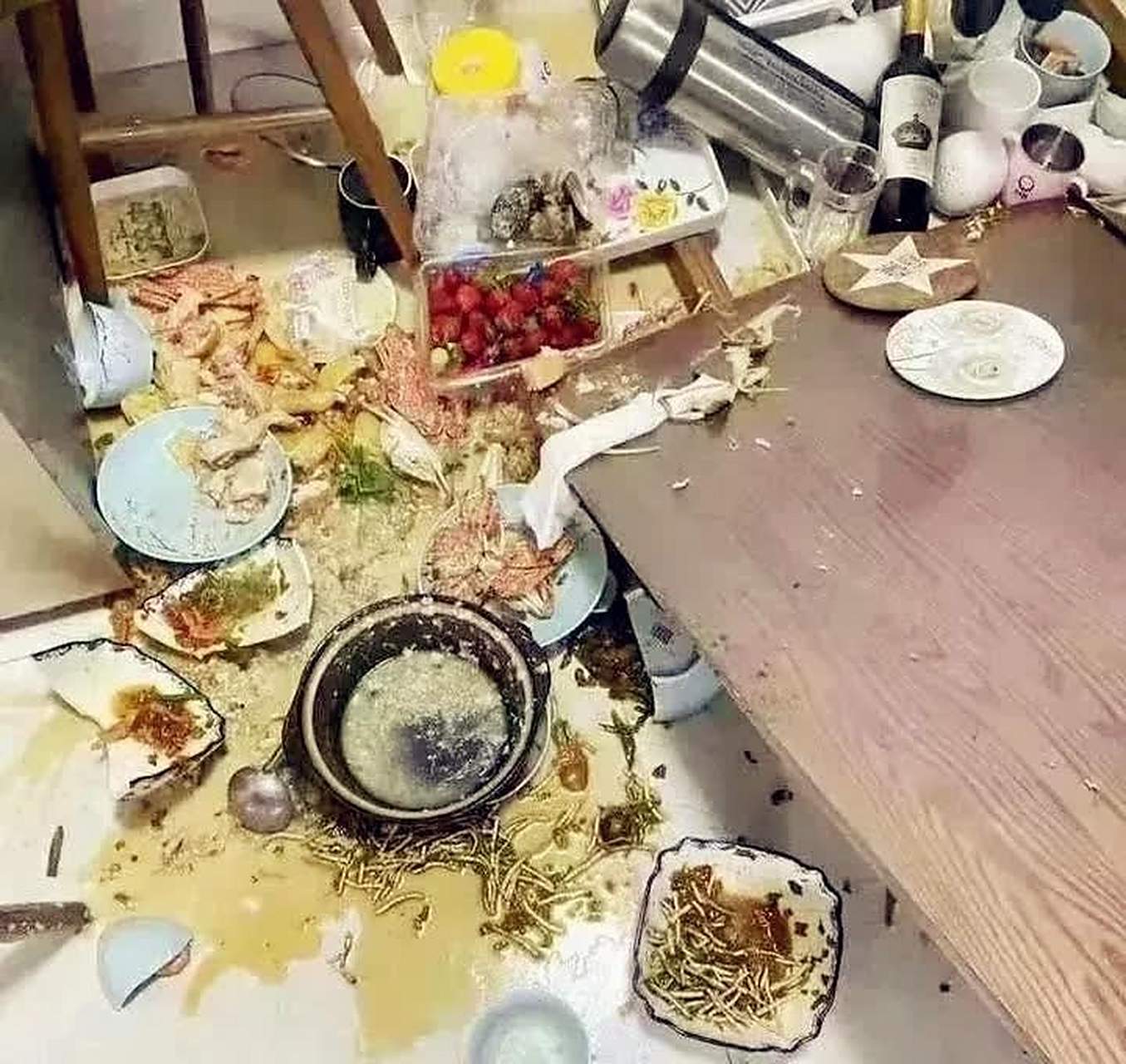 当朋友来访时,当最后一道菜上桌时,桌子被掀翻了[左捂脸]