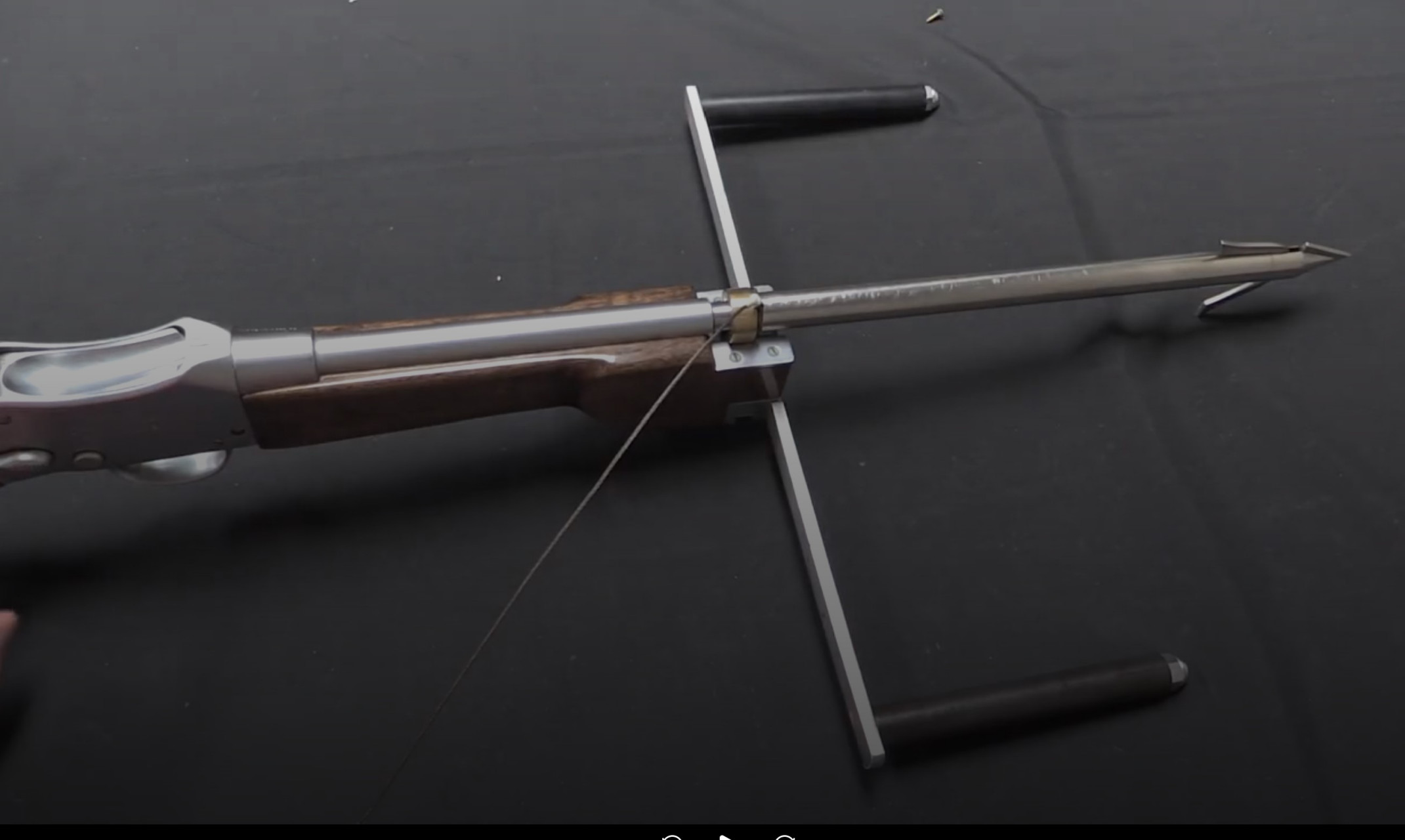 英国韦伯利"轻型鱼叉枪",有效射程约为30米,连接到鱼叉的线可以承受