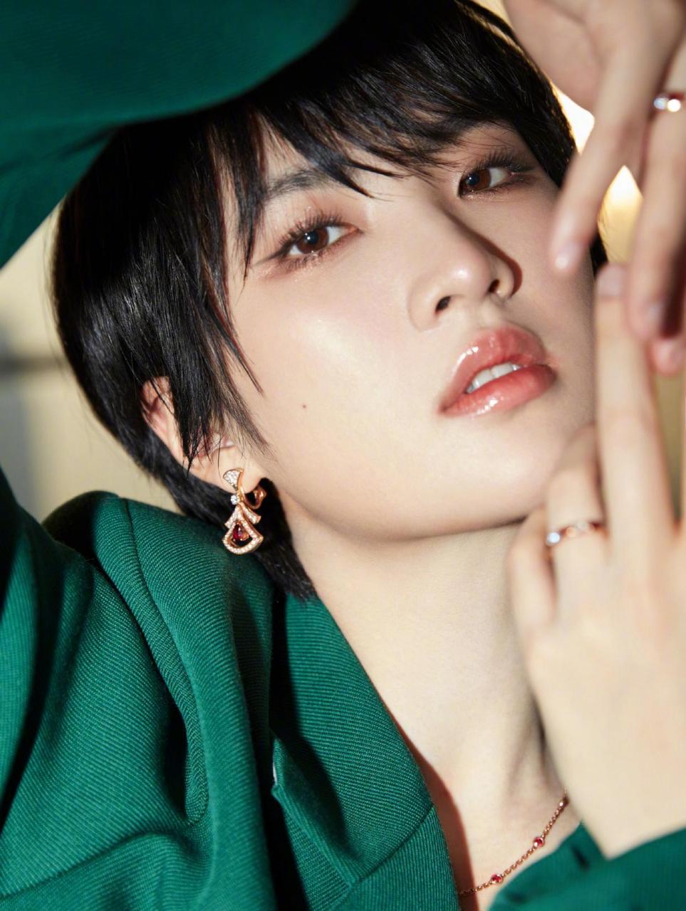 姚安娜最新活动大片 身穿绿色西服套装,金色扇形耳钉与玫瑰金手表遥相