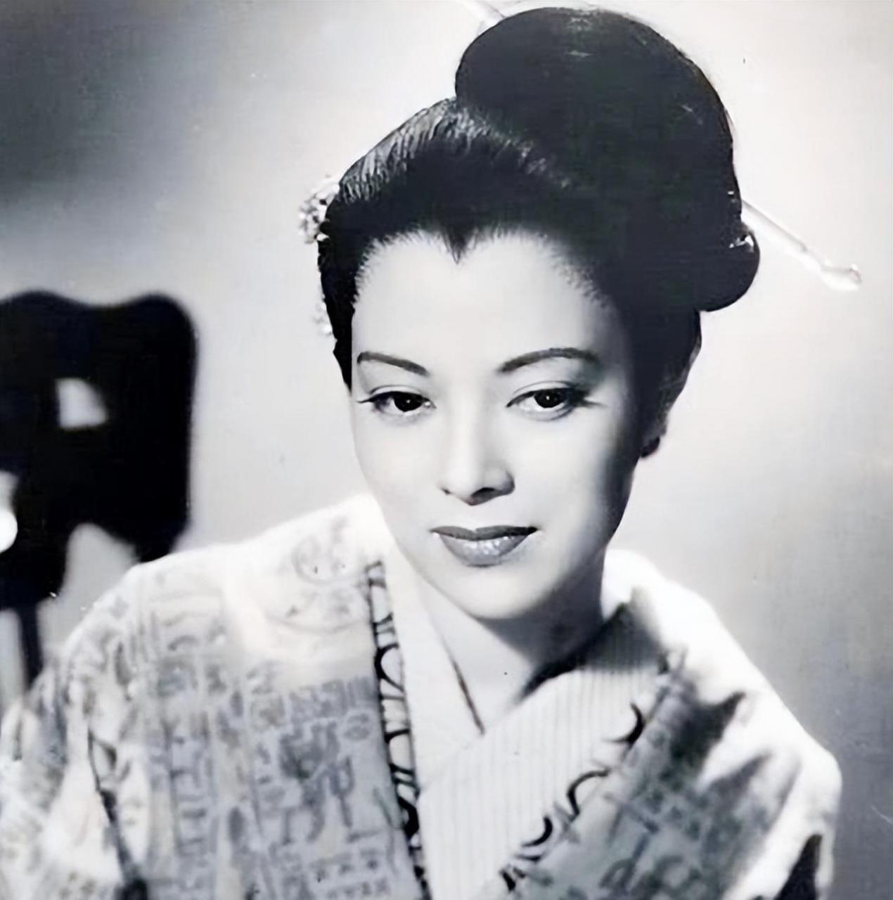 [月亮]1945年,李香兰与川岛芳子共同被判为汉奸罪执行枪决,临刑前她