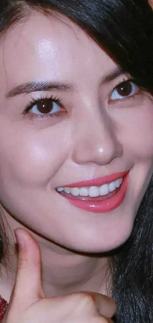 这牙齿特别标准, 可以做牙模了,[赞同] 娱乐圈里比她牙齿好看的不多