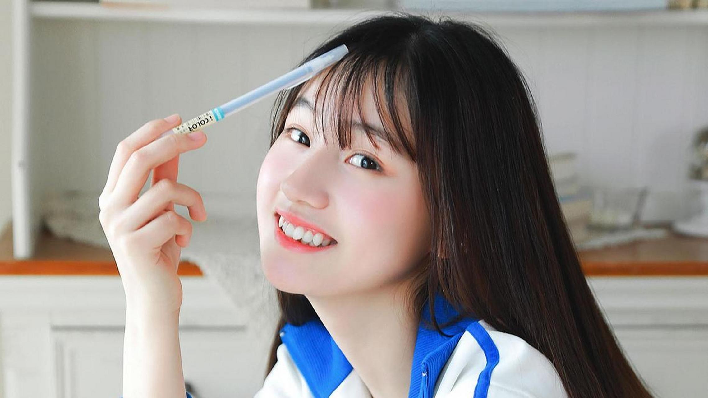 纯纯的校服女孩,这颜值应该可以媲美校花了吧
