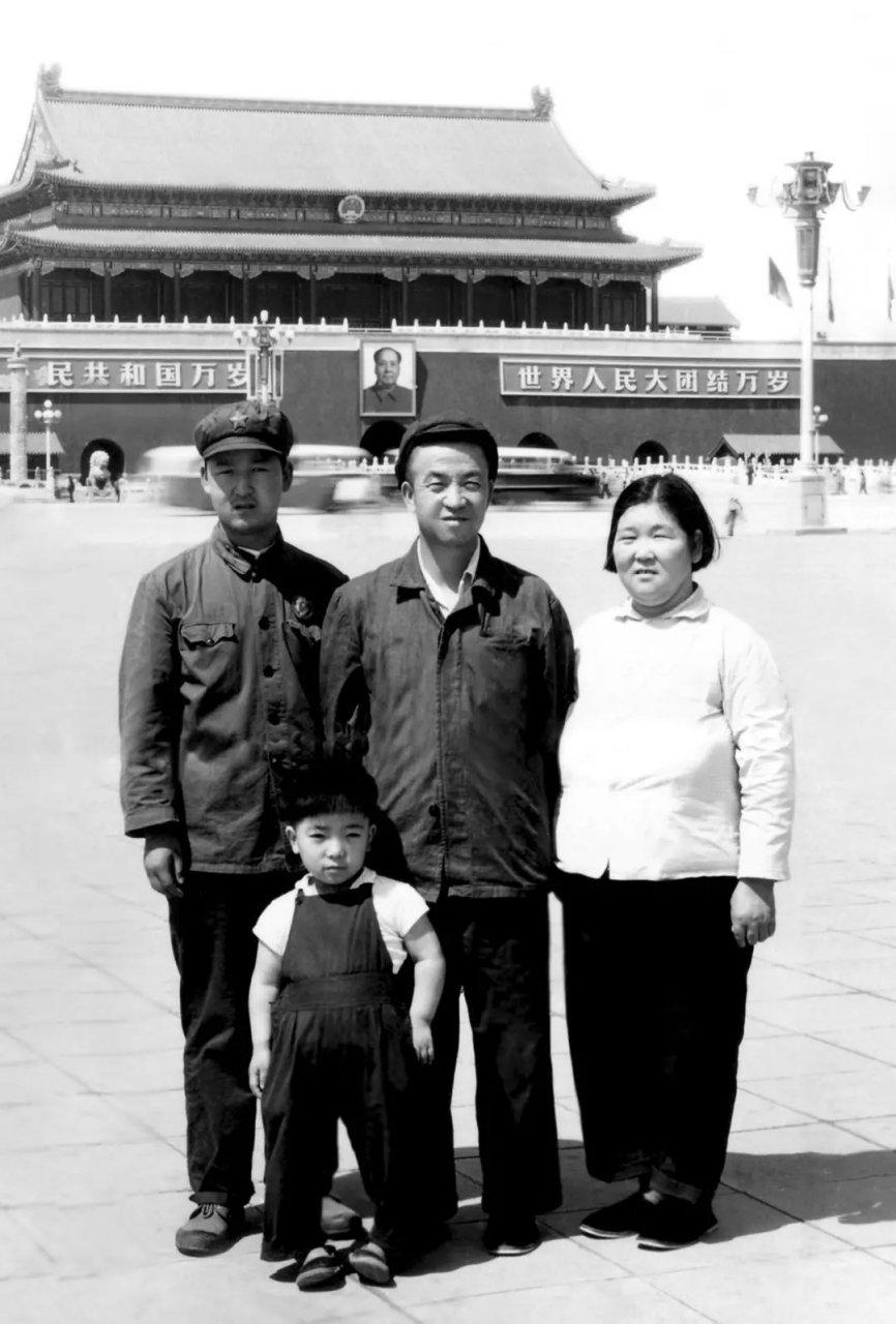 70年7月,"铁人"王进喜与妻子王兰英,长子王月平,小女儿王月琴,在