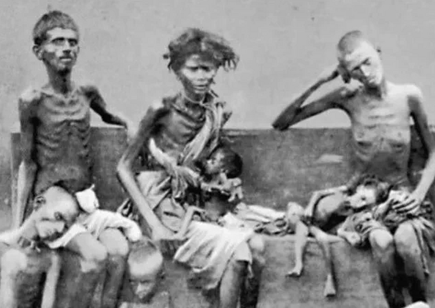 照片是1770年,孟加拉大饥荒时拍的,据称造成数百万人饿死,当时的