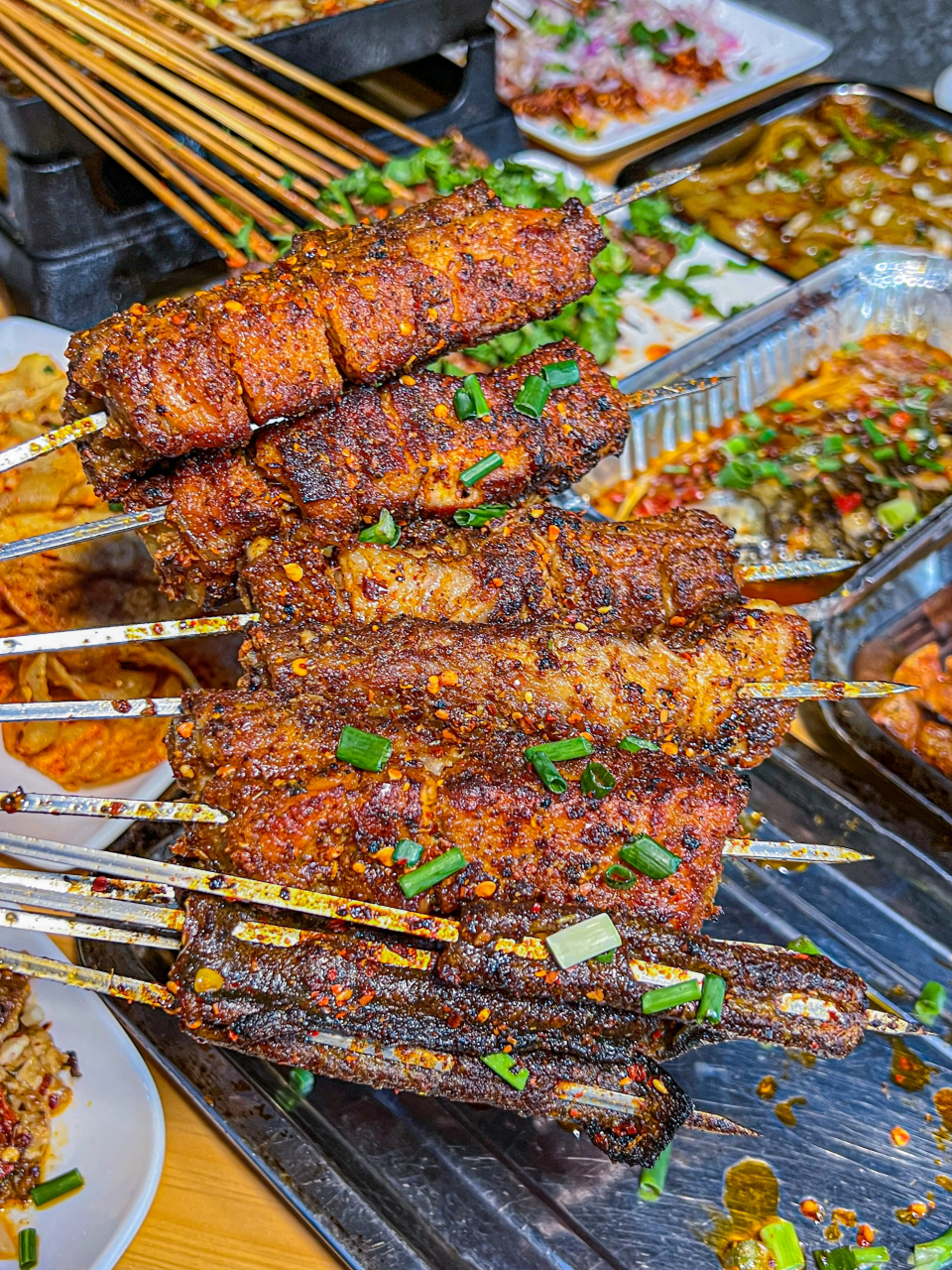 四川成都朋友晚上吃夜宵烧烤