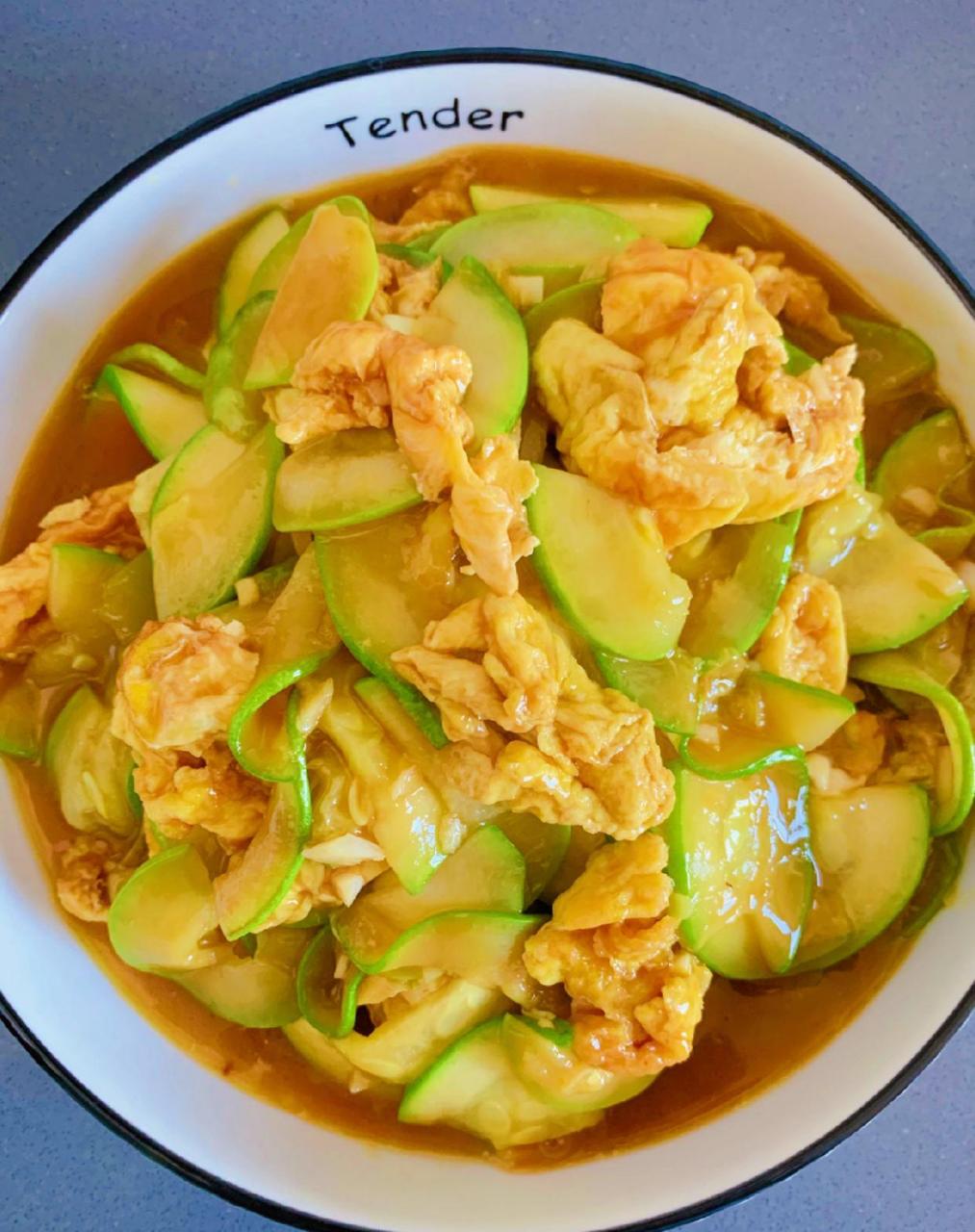 西葫芦炒鸡蛋,营养健康超好吃,简单零失败 食材:西葫芦1根,鸡蛋3个,蒜