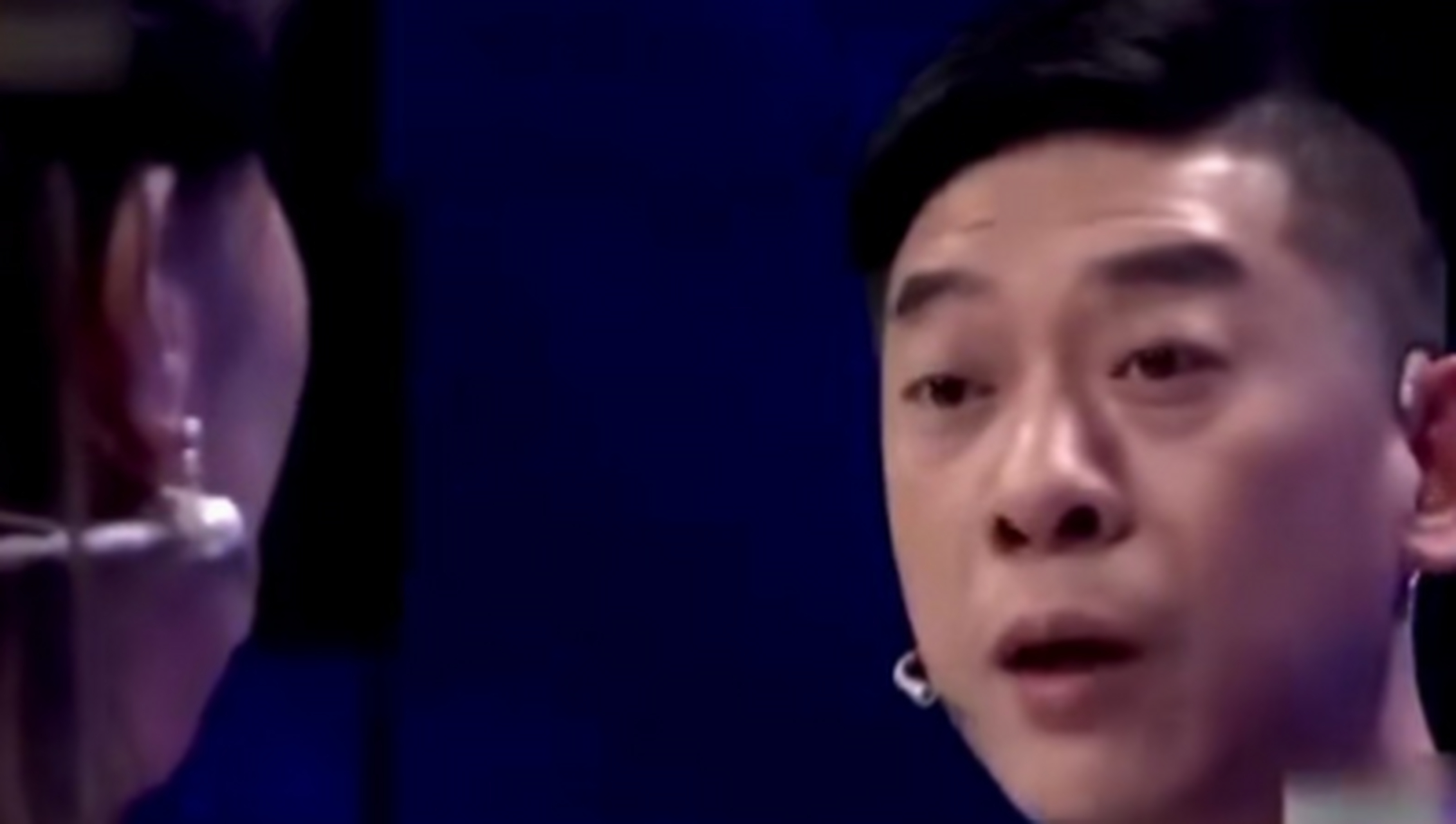 小陈是他的司机,平时不仅帮他开车,还对万婷的生活十分照顾,慢慢的两