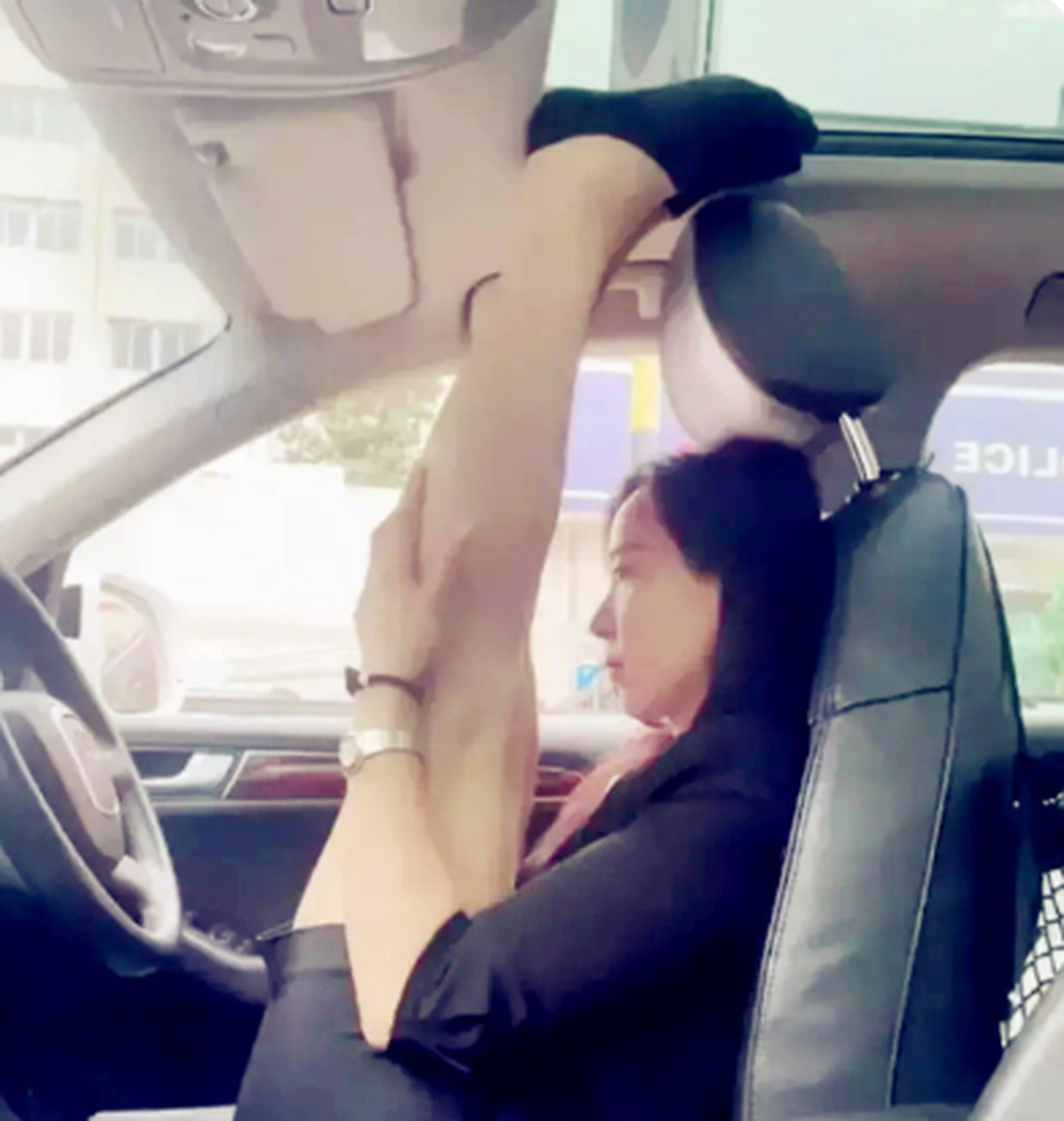 开车也不忘锻炼身体!