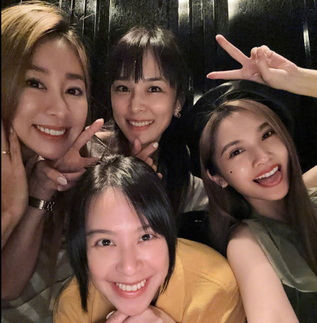 杨丞琳晒4inlove重聚合照 姐妹四人灿笑比耶感情好!