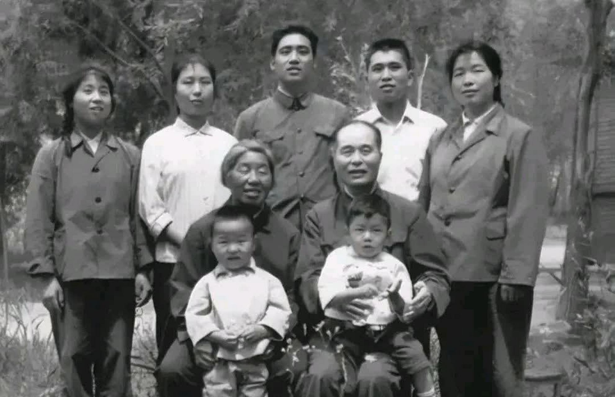 这是1976年程开甲司令员罕见的全家福,照片中的人是他的妻子高耀珊