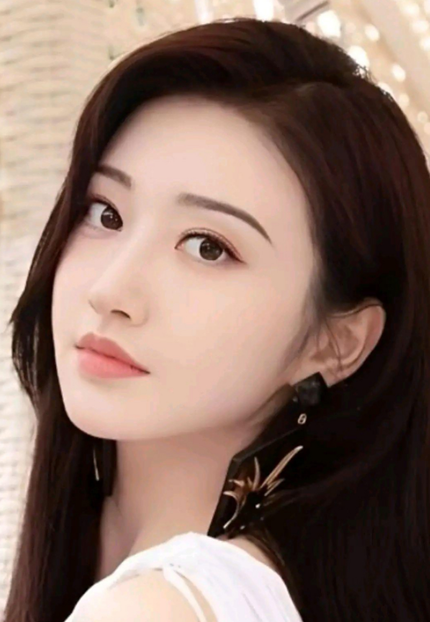 景甜也是娱乐圈最美女星,性感的红色嘴唇,精致的面孔,苗条的身材,简直