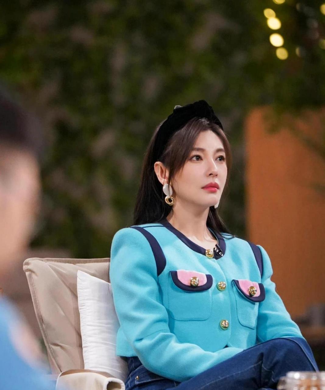 张雨绮在综艺《半熟恋人》里的穿搭很精致呀!