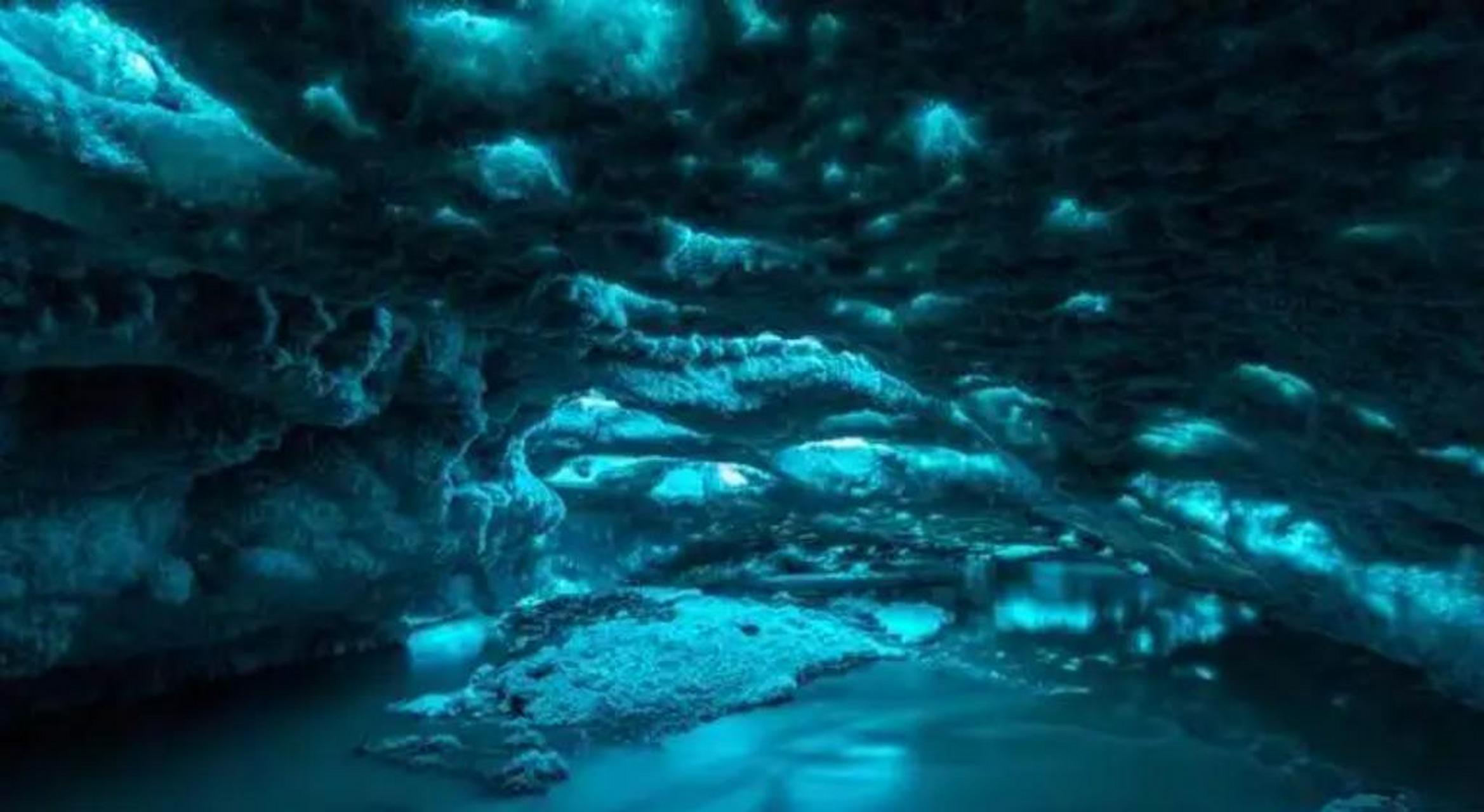 也许就藏身于冰下的黑暗海洋 电影《木卫二报告》中,冰下海洋当中藏着