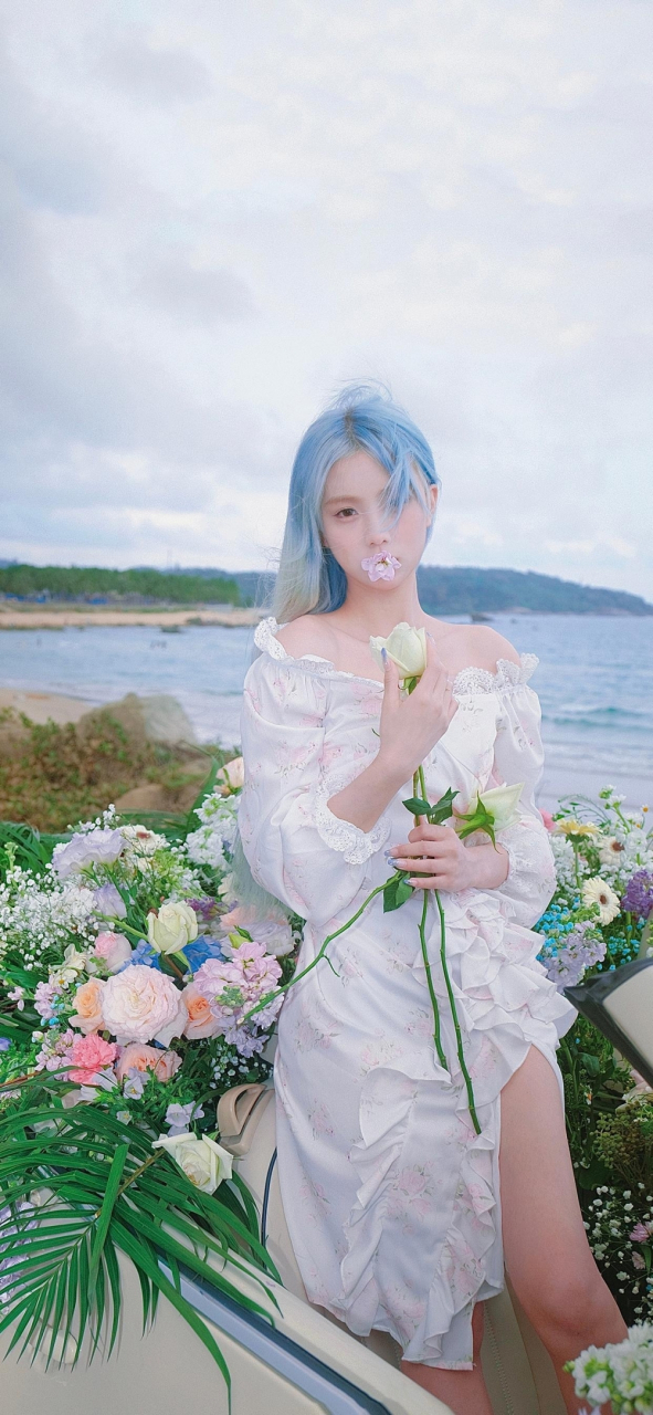 路怡是一名人气网红,平日里穿搭非常与众不同,总喜欢将头发染着彩色的