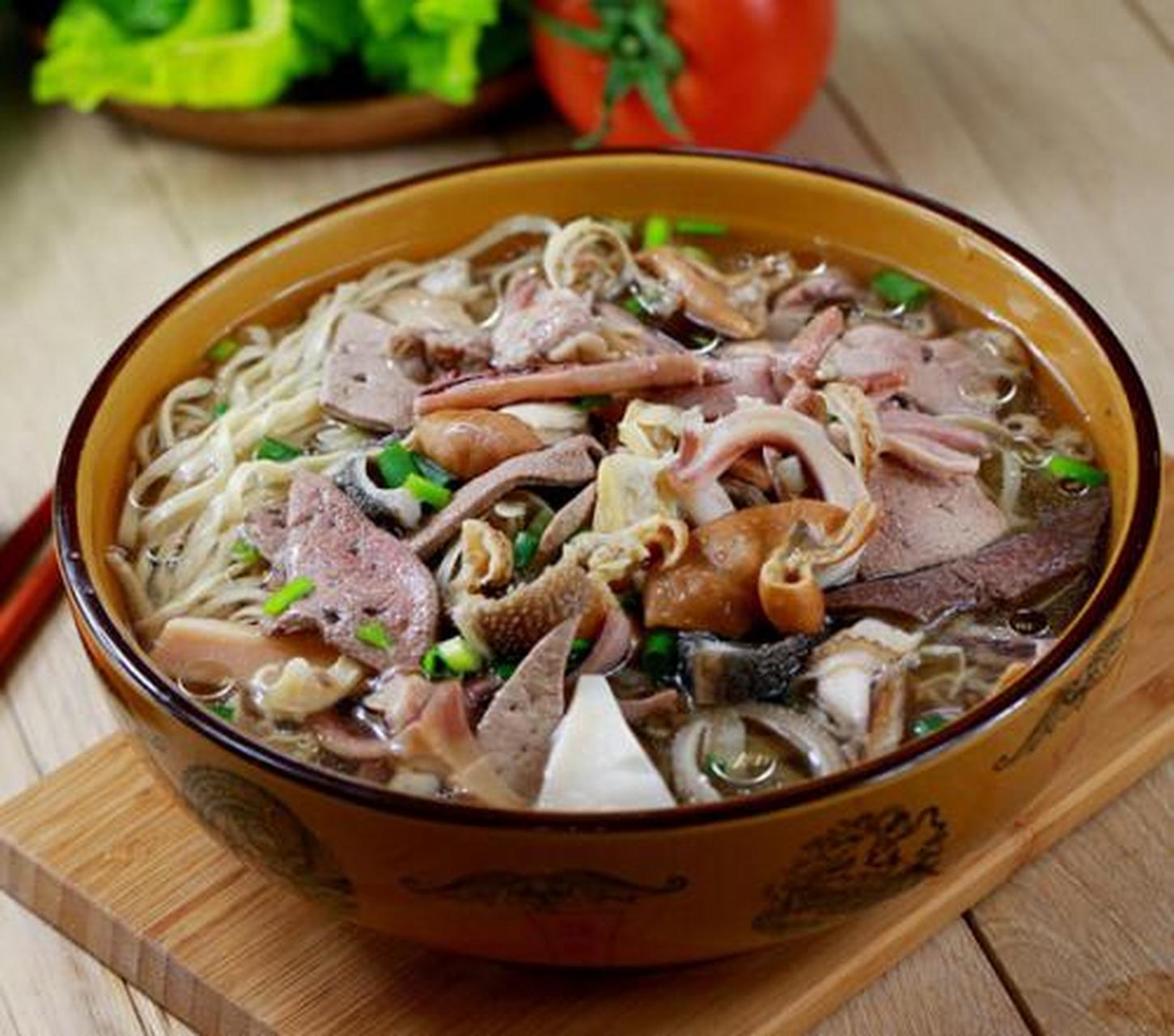 福州"捞化"有点像是捞米粉,那米粉是原产莆田的"兴化米粉",很细很细的