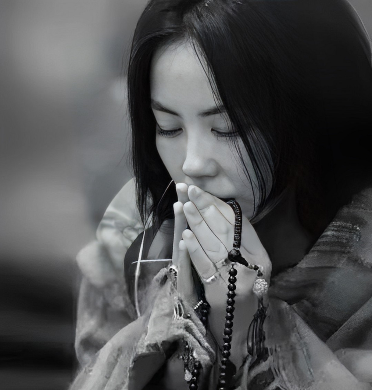 53岁的王菲在福建某寺庙素颜祈祷.