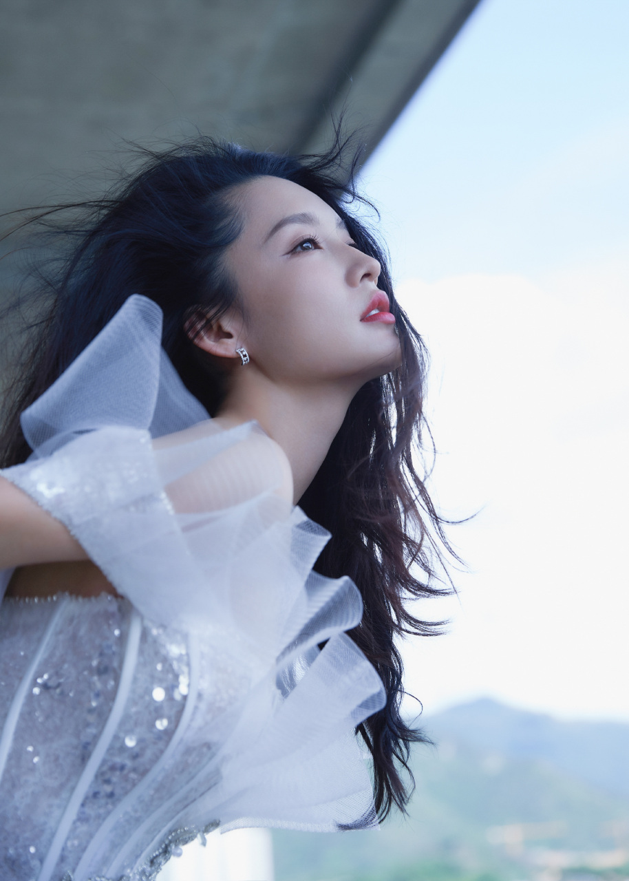 李沁的一组美照曝光,她披散长发妆容精致,身穿抹胸亮片长尾裙! #李沁