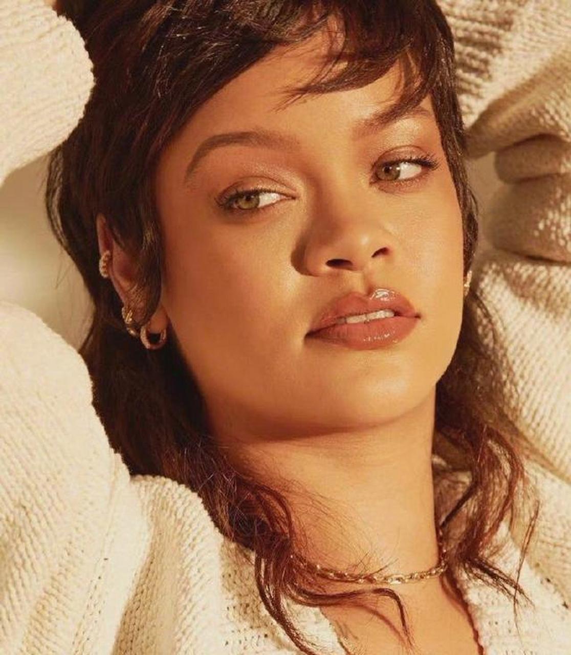 富婆蕾哈娜最新穿搭炸街,牛仔裤拼皮草a到爆,书店购物像走t台