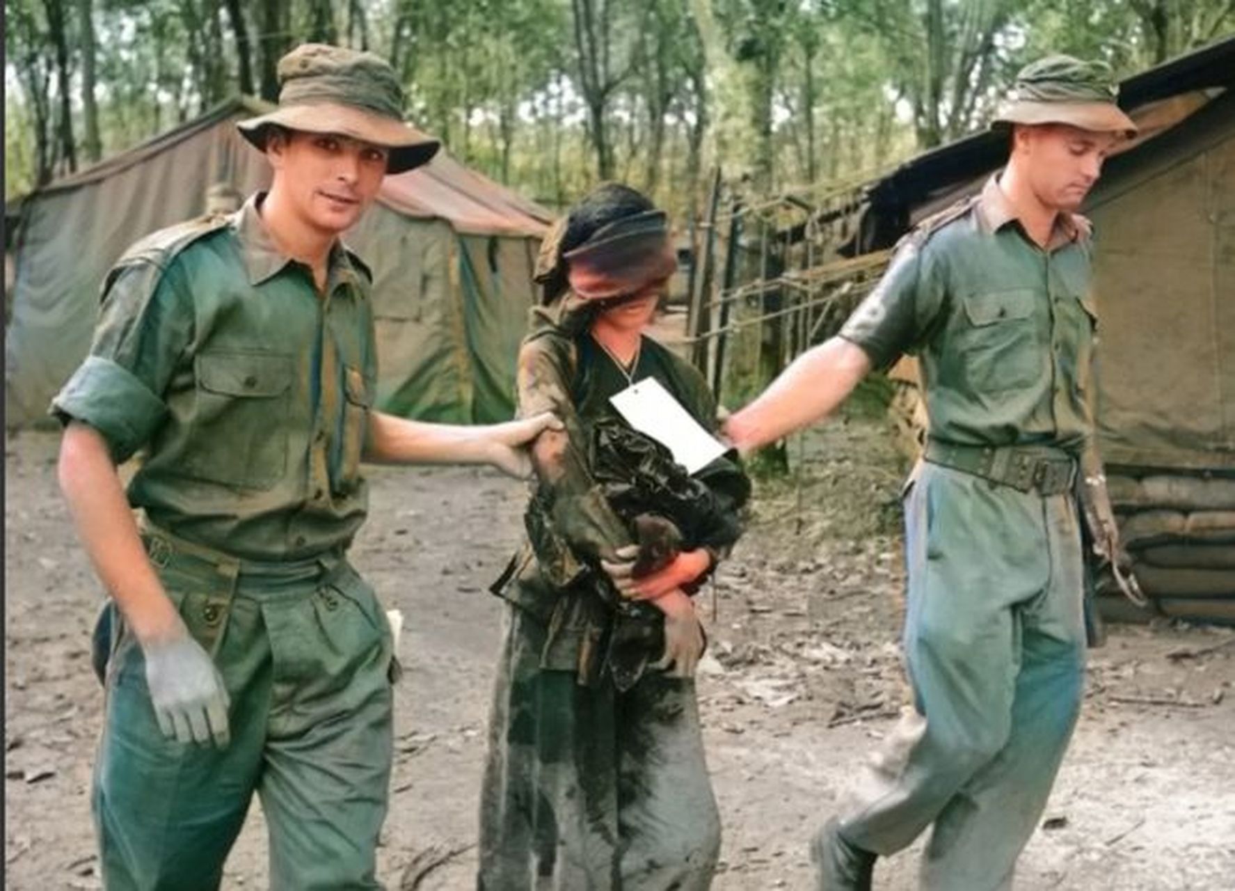 在越南战争期间,澳大利亚士兵极度残忍地对待越南平民.