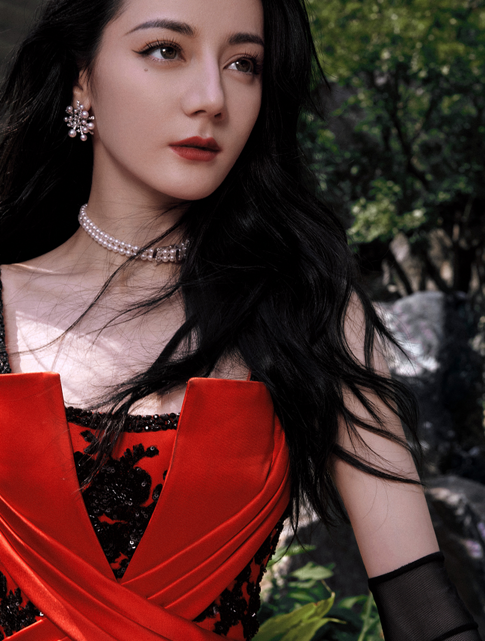 迪丽热巴的红衣美照,还是很有张力的,有没有让你想到任安乐?