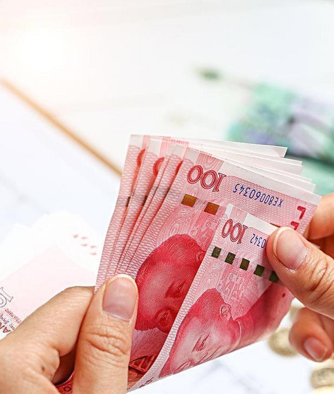没办法,给儿子十块钱,让他去帮我要钱.
