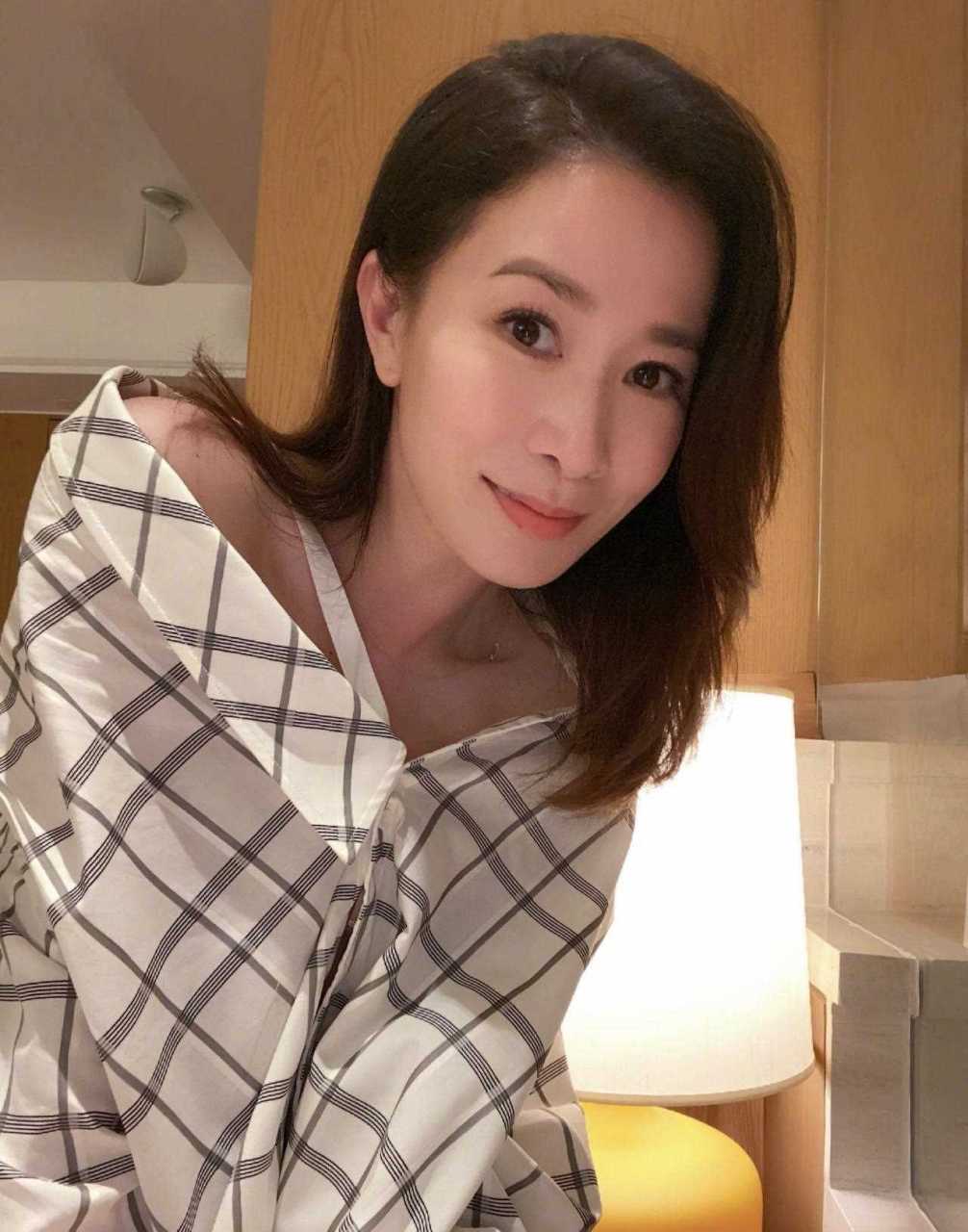 佘詩曼45歲仍未婚,究竟是她眼光高,還是太美沒人追?