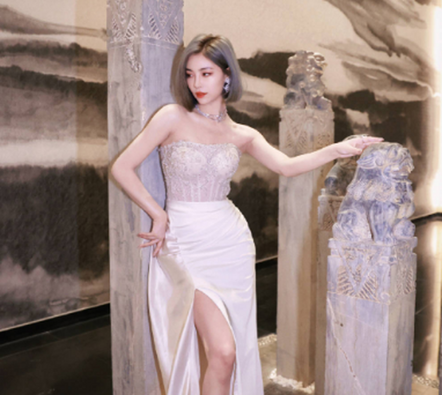 许佳琪银发白裙造型大秀火辣性感身材,一字肩锁骨大胆性感又洋气