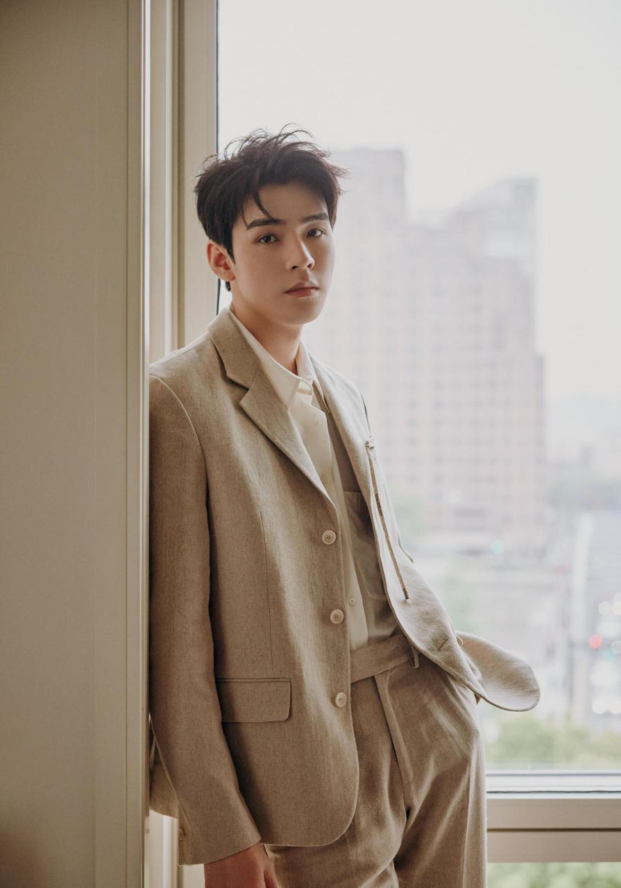 龚俊素色西装窗边大片# 龚俊素色西装窗边大片,帅气雅致的贵公子靠