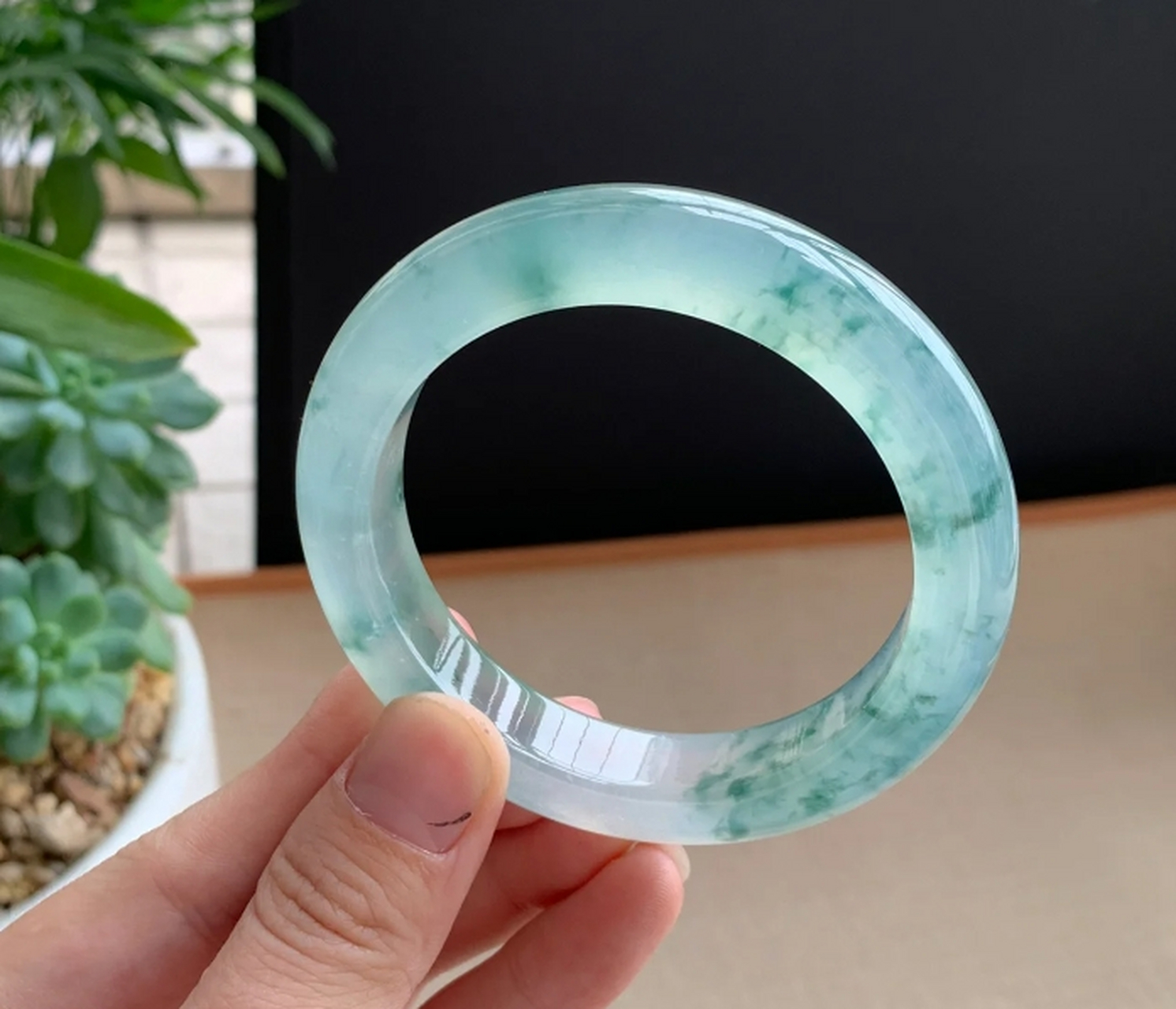 点击头像看直播# #翡翠珠宝#高冰飘花正圈手镯,玉质细腻冰透,冰莹