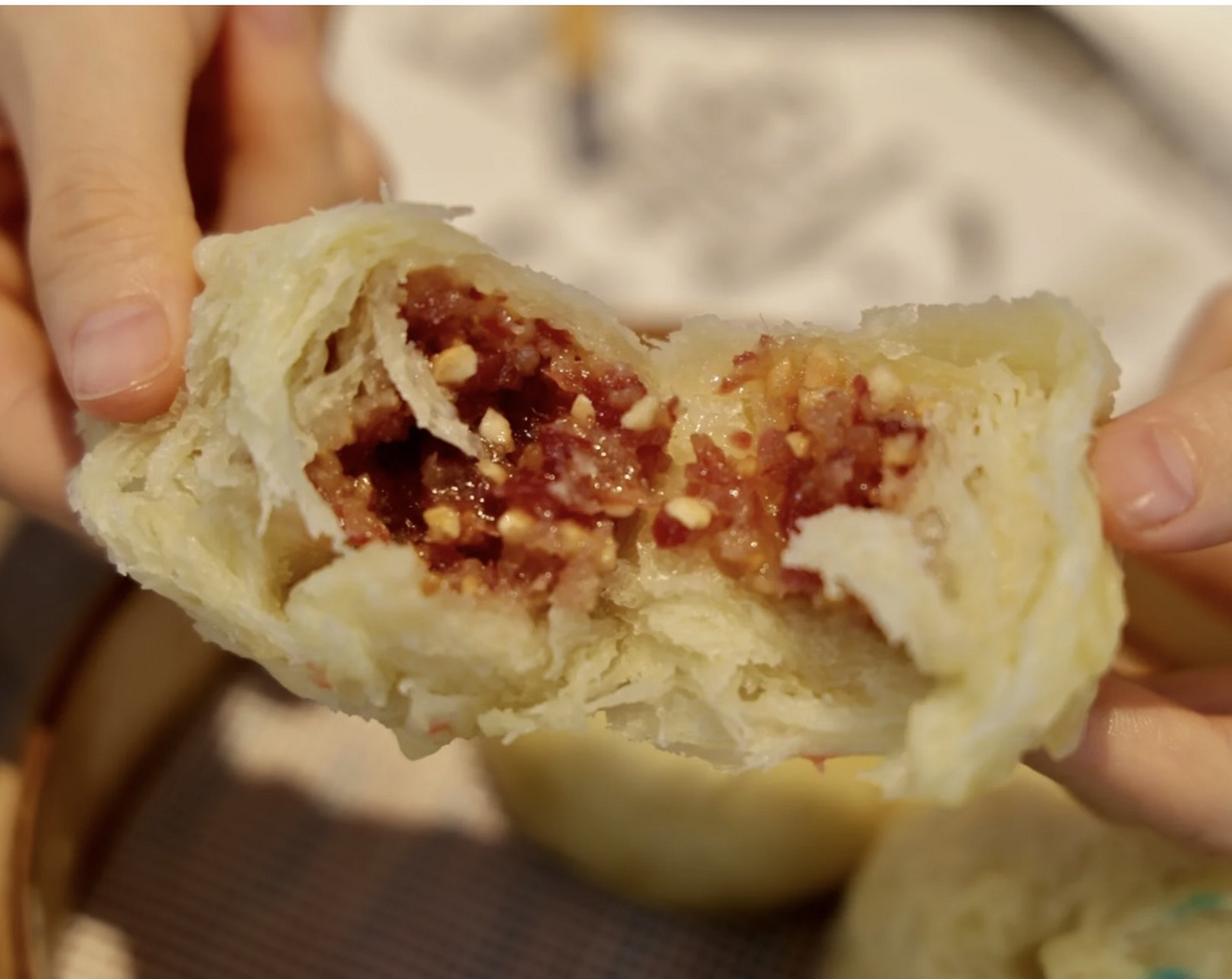 云南味|云南破酥包:糖腿,胡麻融化口中的惊喜 云南破酥包以其酥香的