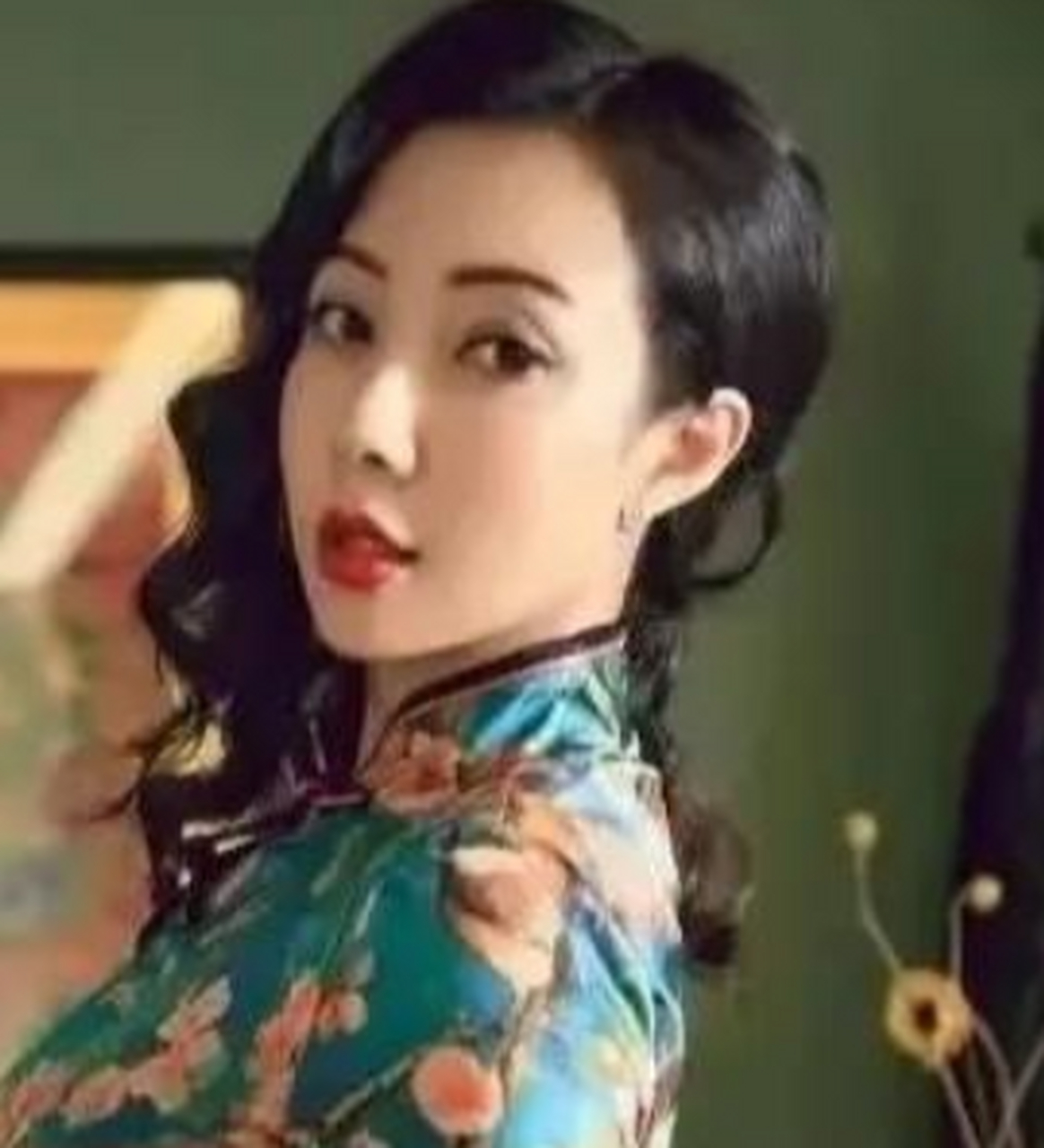 2004年,贾浅浅结婚,贾平凹正纠结着该送什么东西给她时,二婚妻子郭梅