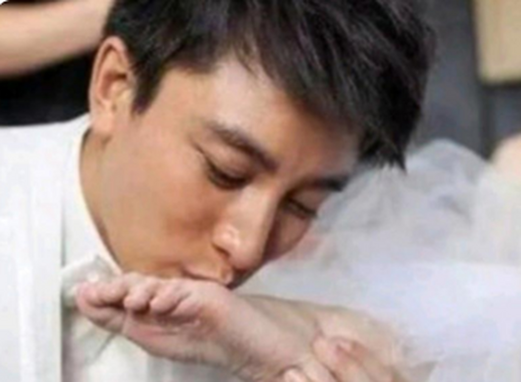 上一个亲脚的还是贾乃亮[抠鼻]