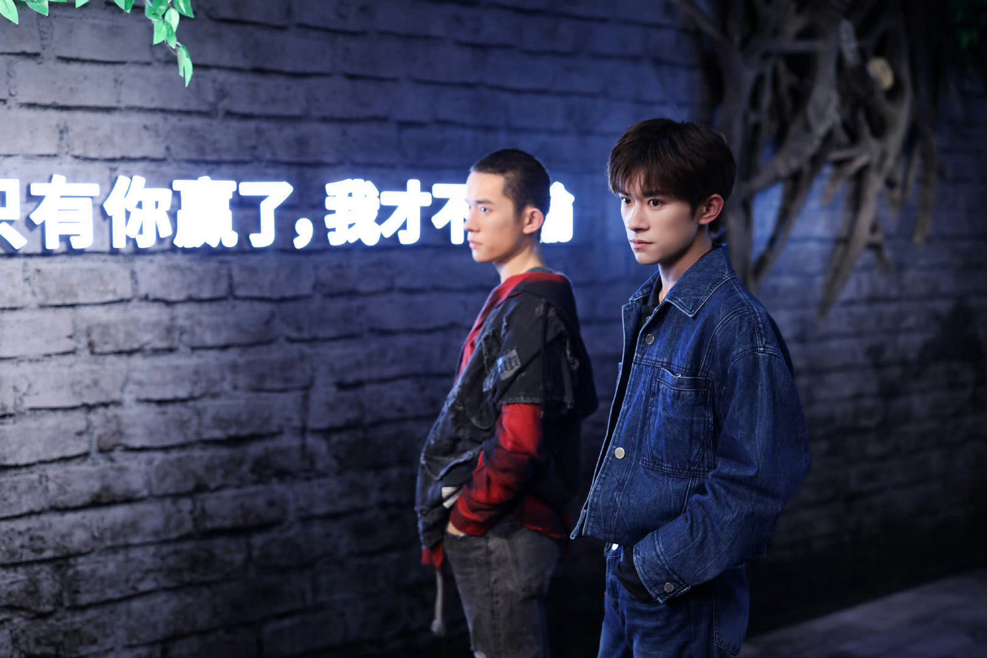 易烊千玺牛仔套装造型是演员小北和舞者易烊千玺的双造型!