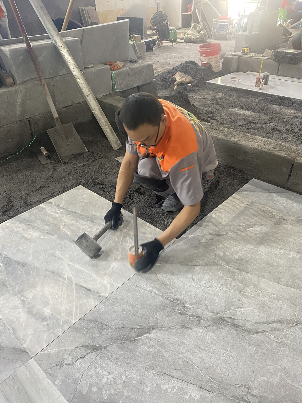 美思天辰#贴瓷砖培训学校,学员正在练习瓷砖铺贴,想学习的可以实地