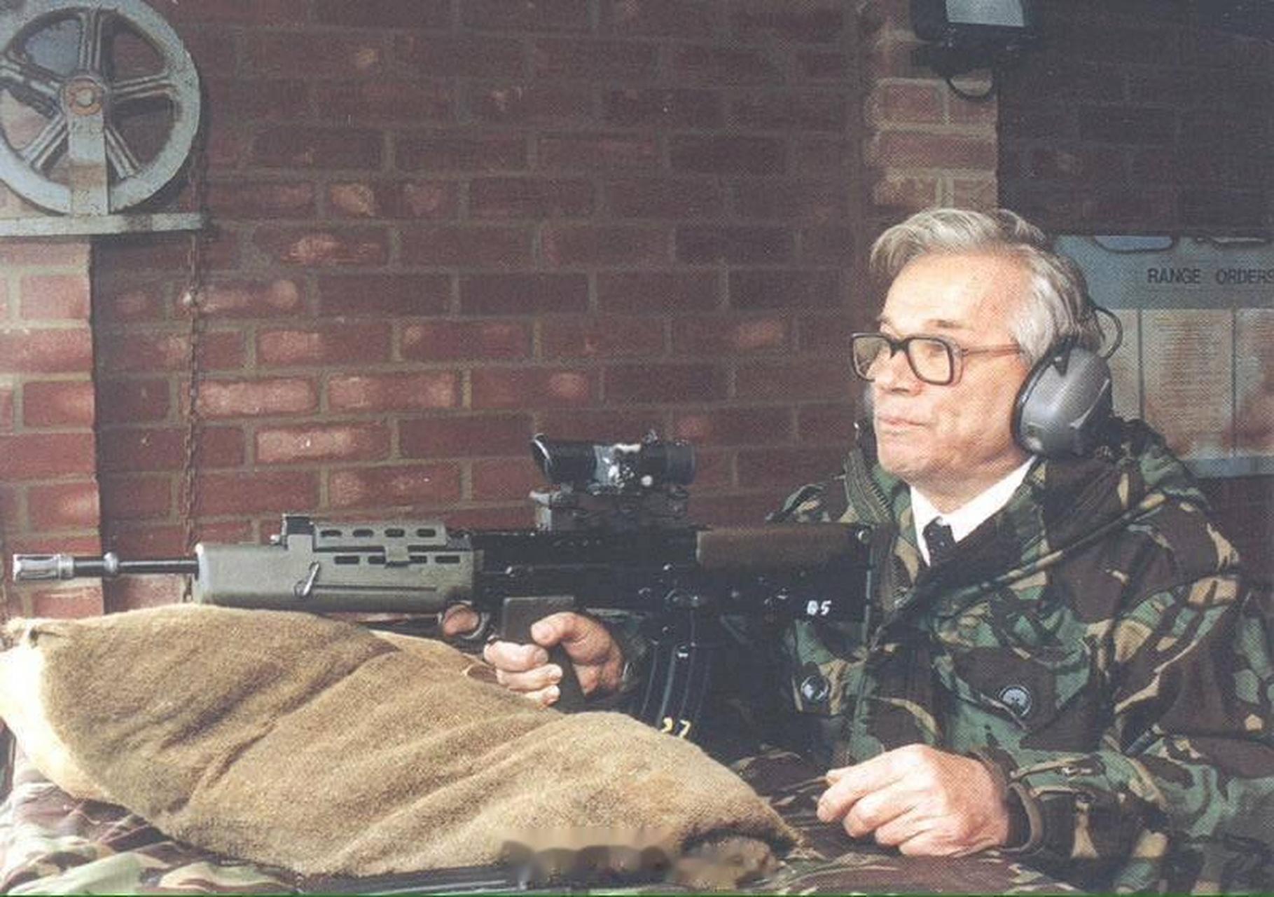 米哈伊尔·卡拉什尼科夫在射击l85后的照片.