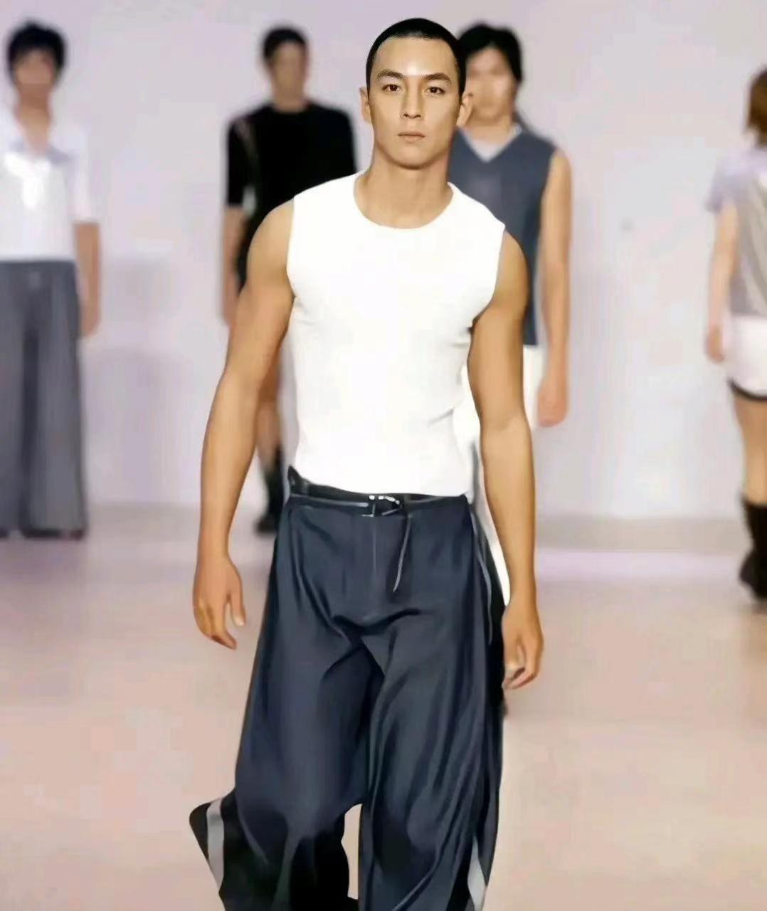 网友:分享吴彦祖早期走秀照片