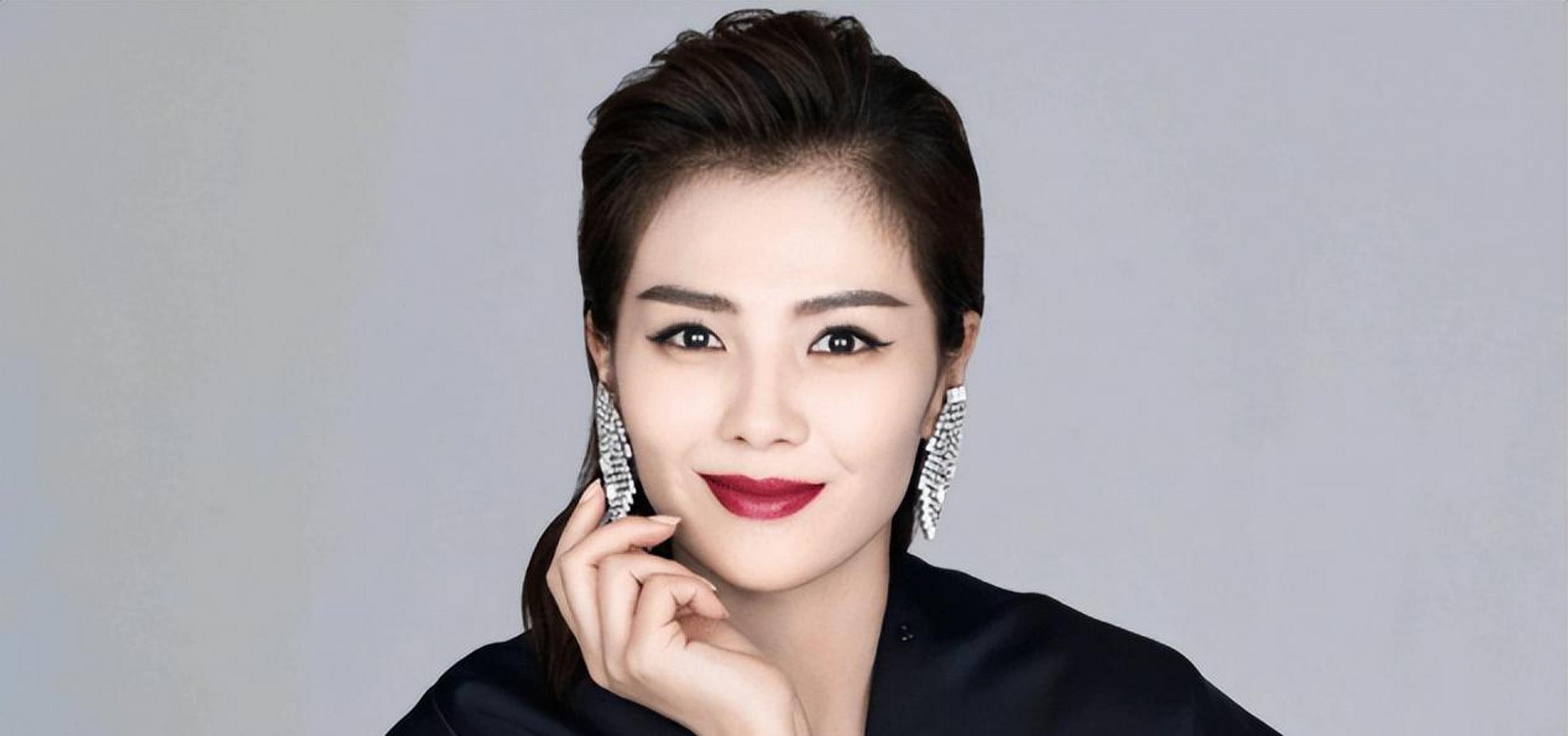 43岁刘涛凌晨晒自拍,头生白发不加掩饰,粉丝心疼喊话要她休息 女强人