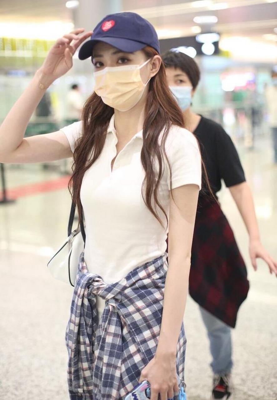 徐璐街拍:白色polo衫格纹半裙 celine小白鞋