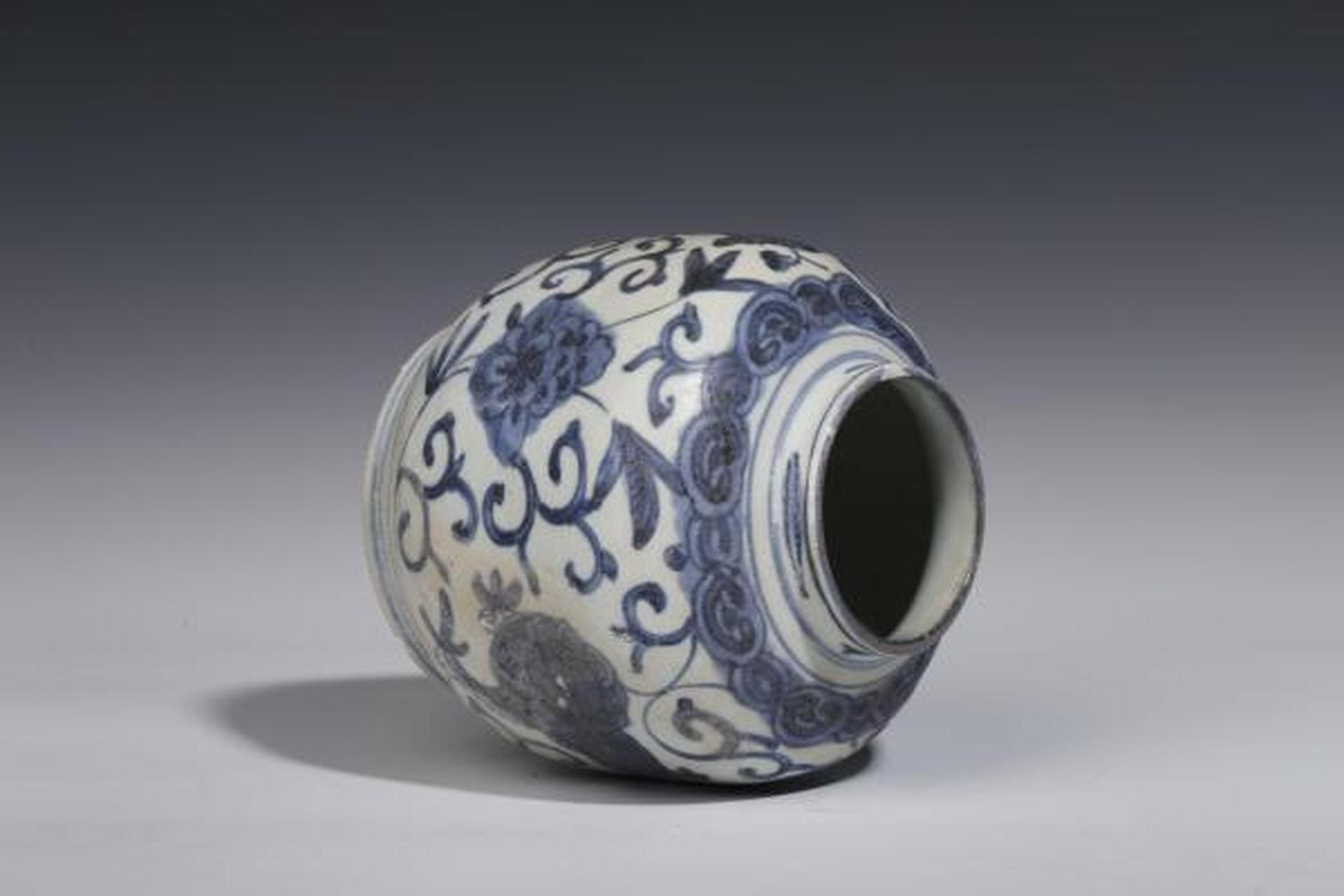 瓷器鉴赏# 91此件明万历·青花狮子穿花纹罐,口径6.8cm,高13.