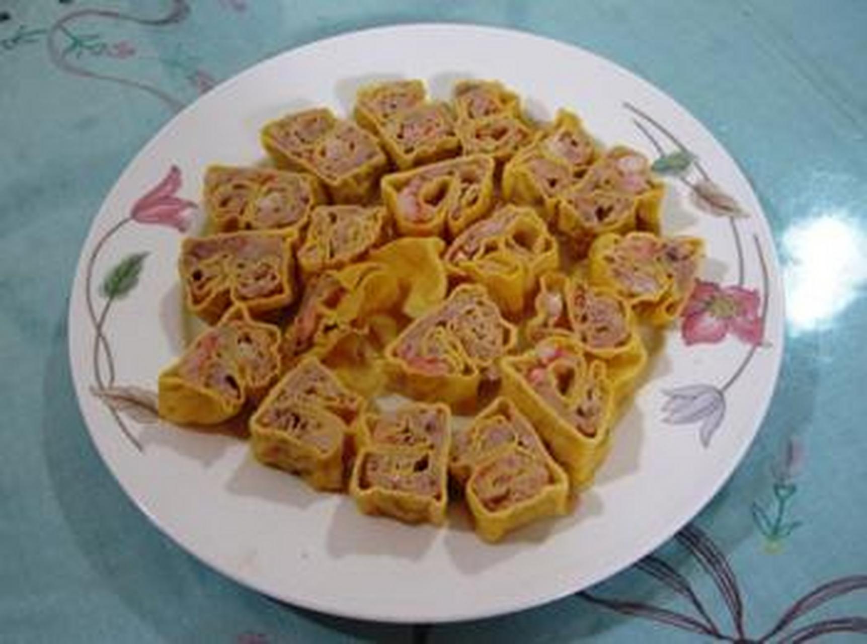 美好生活家##美食教程#【云子卷】1,将猪肥,瘦肉斩成细茸,放入盆中;2