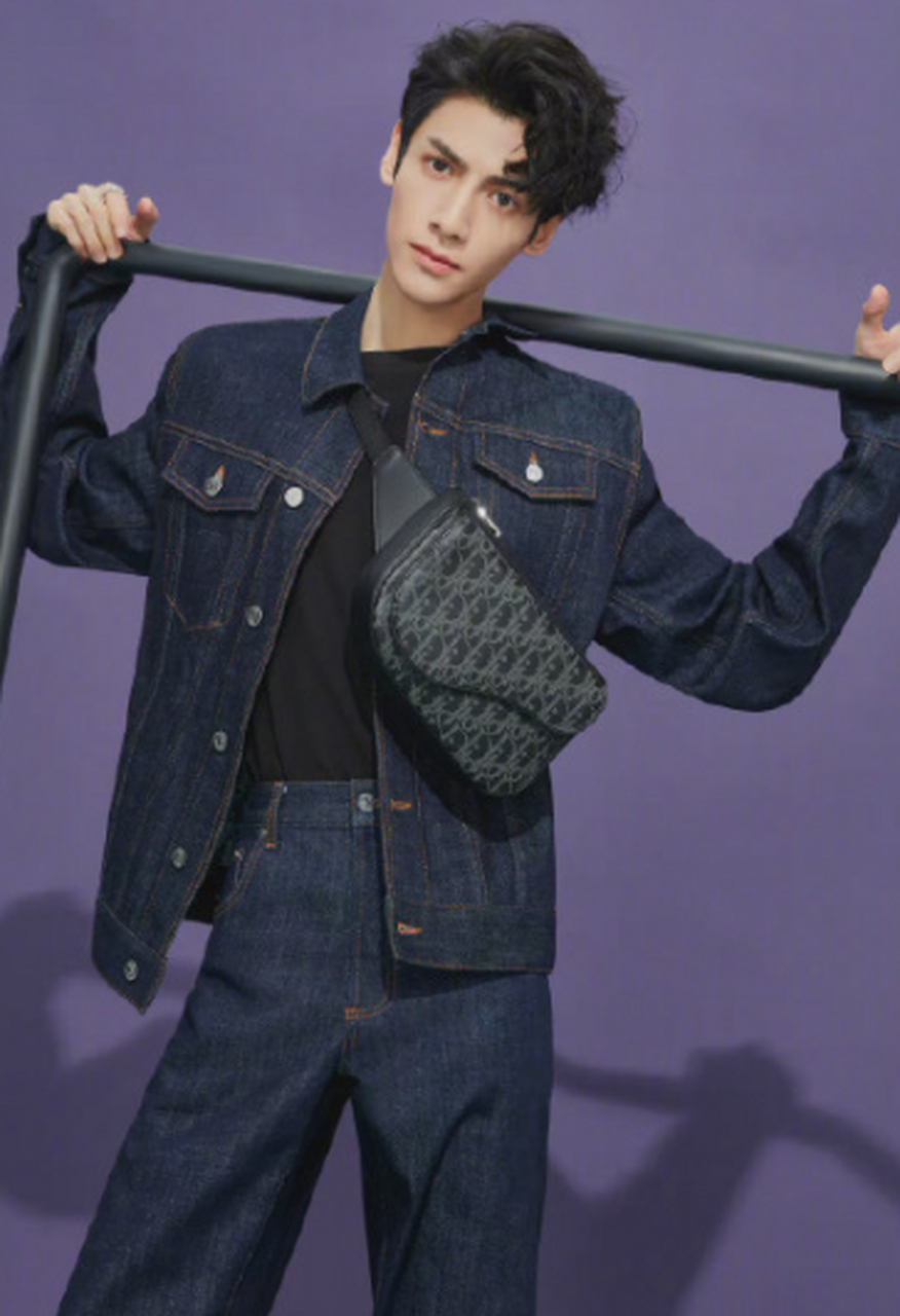 【罗云熙的腰也太细了】6月8日,有网友分享了罗云熙参加活动的最新